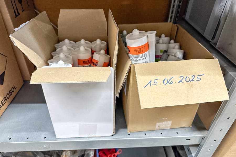 2 Kartons mit Silikonkartuschen, MHD überschritten